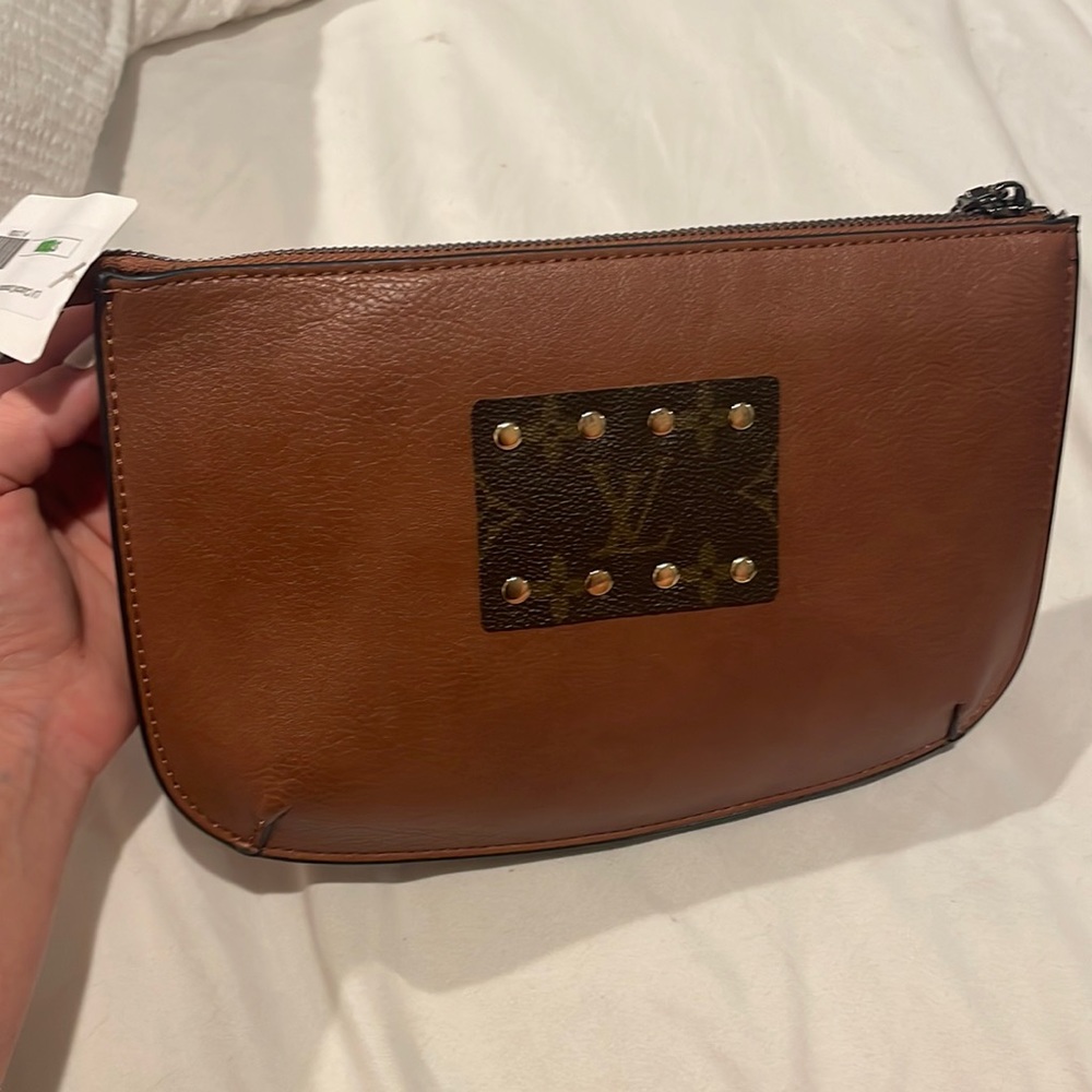 Adorable brown crossbody Louis Vuitton logo